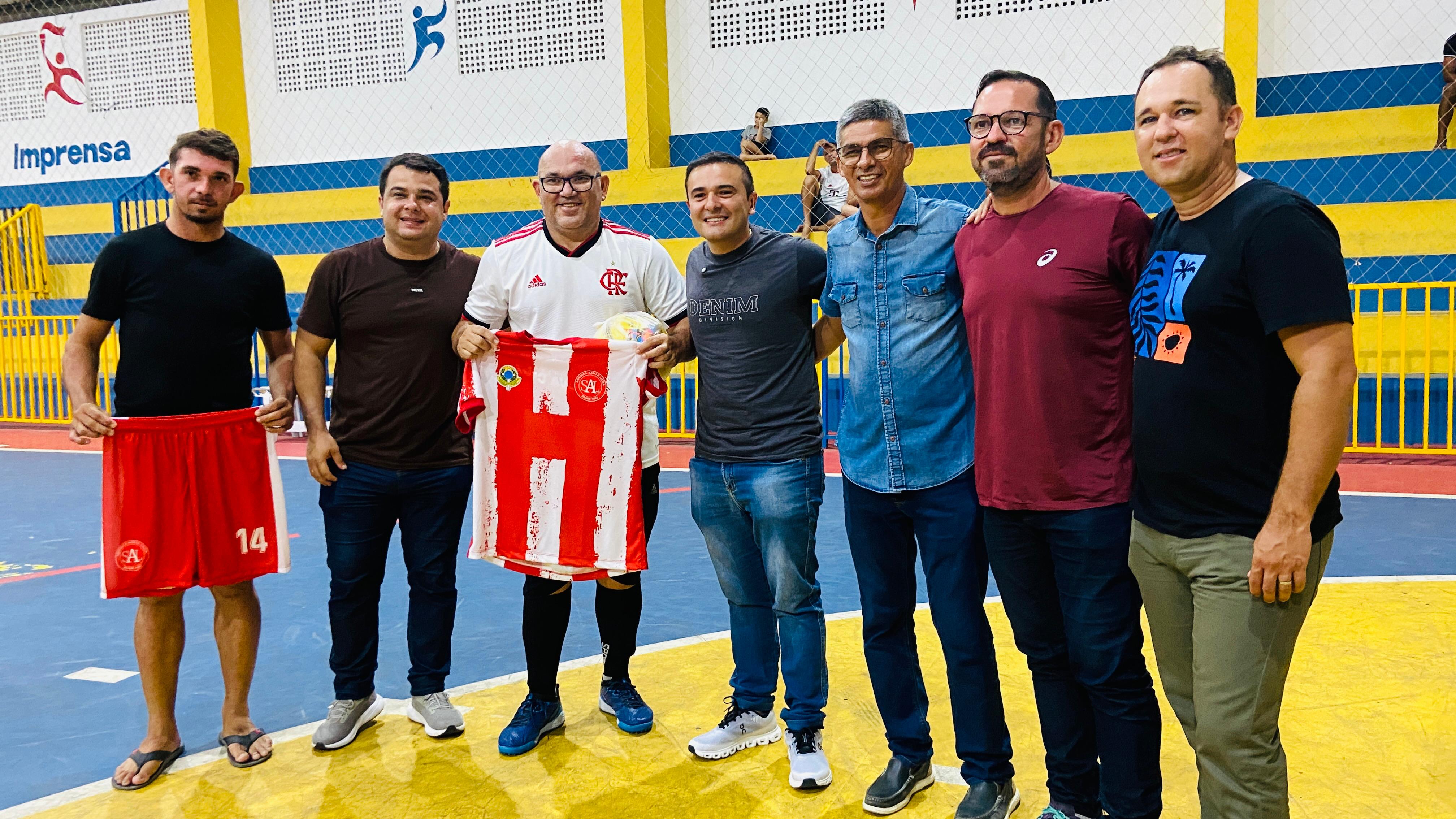 ENTREGA DE MATERIAL ESPORTIVO FORTALECE O FUTEBOL DE CAMPO EM NOVA CRUZ ⚽👏
